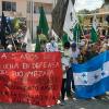 Menschen protestieren vor dem Rathaus in Tela, Honduras