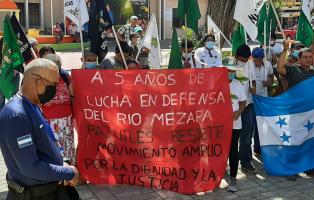 Kundgebung für den Erhalt der Flüsse in Tela, Honduras Menschen protestieren vor dem Rathaus in Tela, Honduras