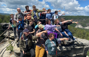 Wandergruppe aus jungen Menschen auf dem Gipfel Eine Wandergruppe aus jungen Menschen auf dem Gipfel